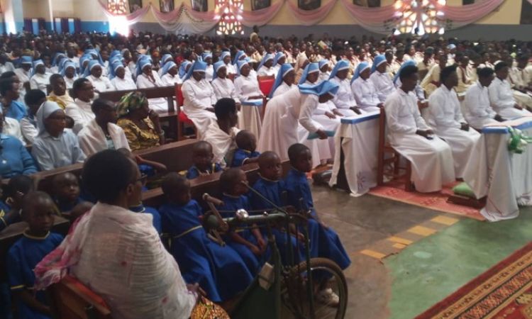 PROFESSION RELIGIEUSE DES SŒURS DE LA SAINTE FAMILLE DE NAZARETH